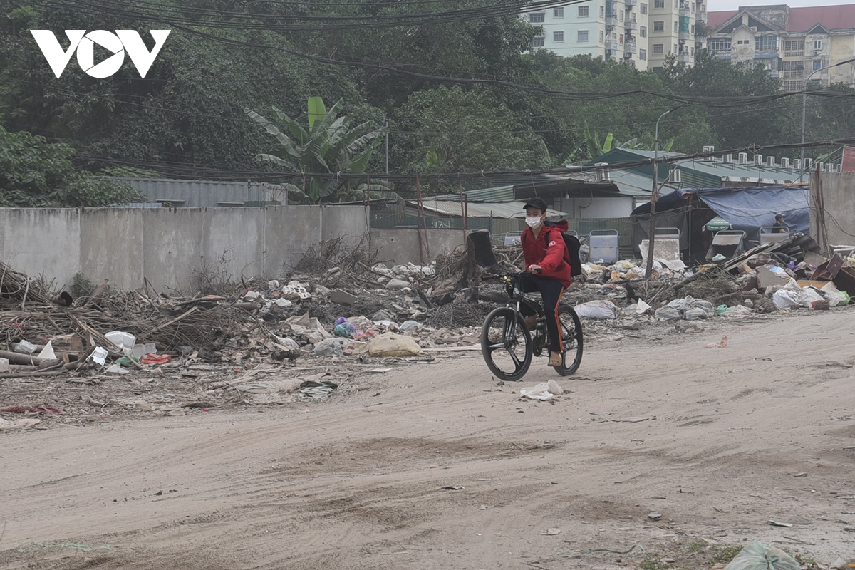 ha noi Doan vanh dai 2,5 Dam hong dung thi cong bi bien thanh noi do phe thai hinh anh 8