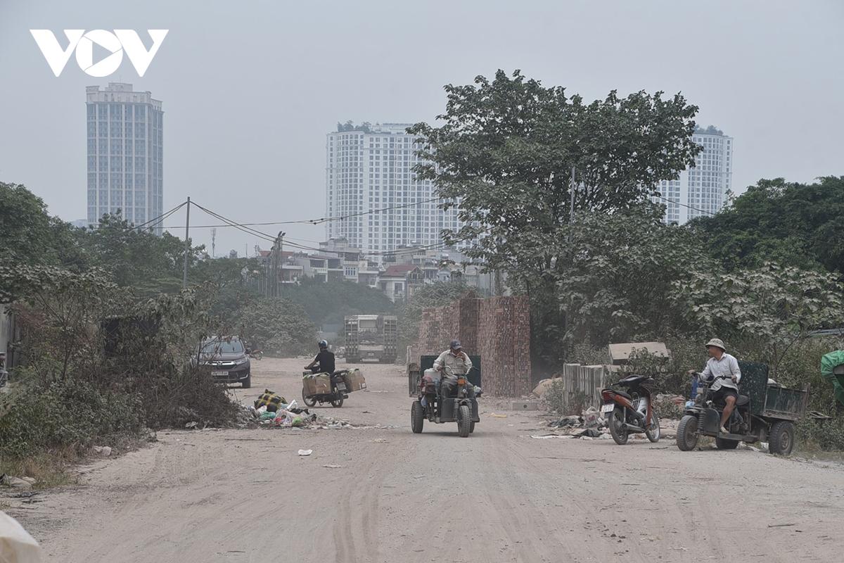 ha noi Doan vanh dai 2,5 Dam hong dung thi cong bi bien thanh noi do phe thai hinh anh 11