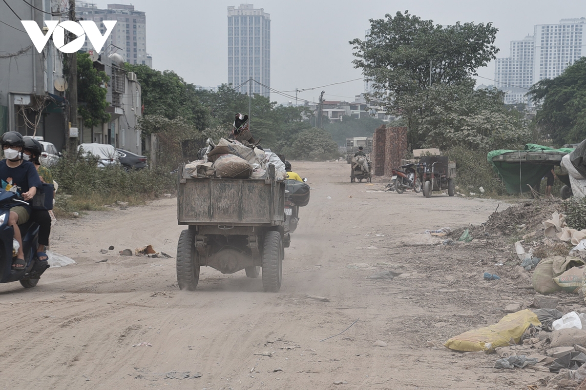 ha noi Doan vanh dai 2,5 Dam hong dung thi cong bi bien thanh noi do phe thai hinh anh 7