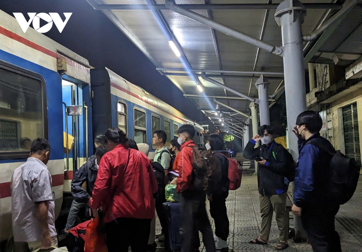 khắc phục xong sự cố tàu hàng trật đường ray trên đèo hải vân hình ảnh 5 khac phuc xong su co tau hang trat duong ray tren deo hai van hinh anh 5