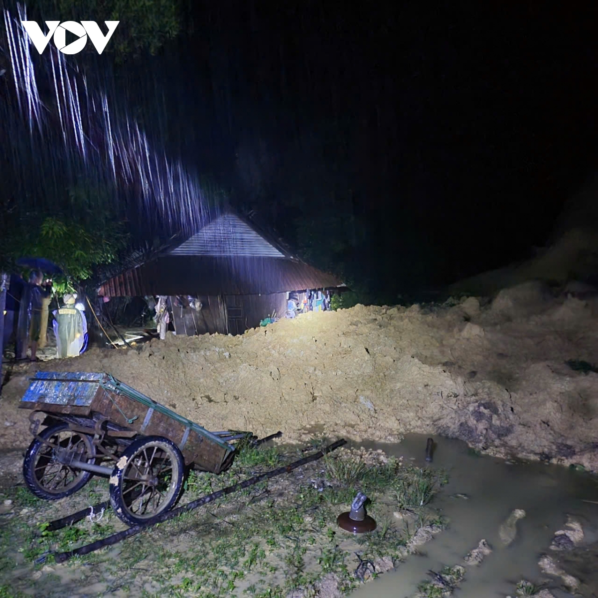 thua thien hue mua lon gay ngap lut, sat lo nui hinh anh 3