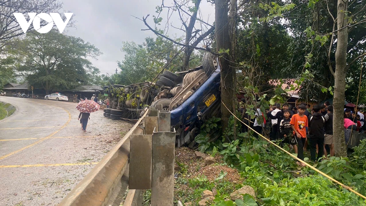 lat xe tren quoc lo 12a qua tinh quang binh, 2 nguoi bi thuong nang hinh anh 1