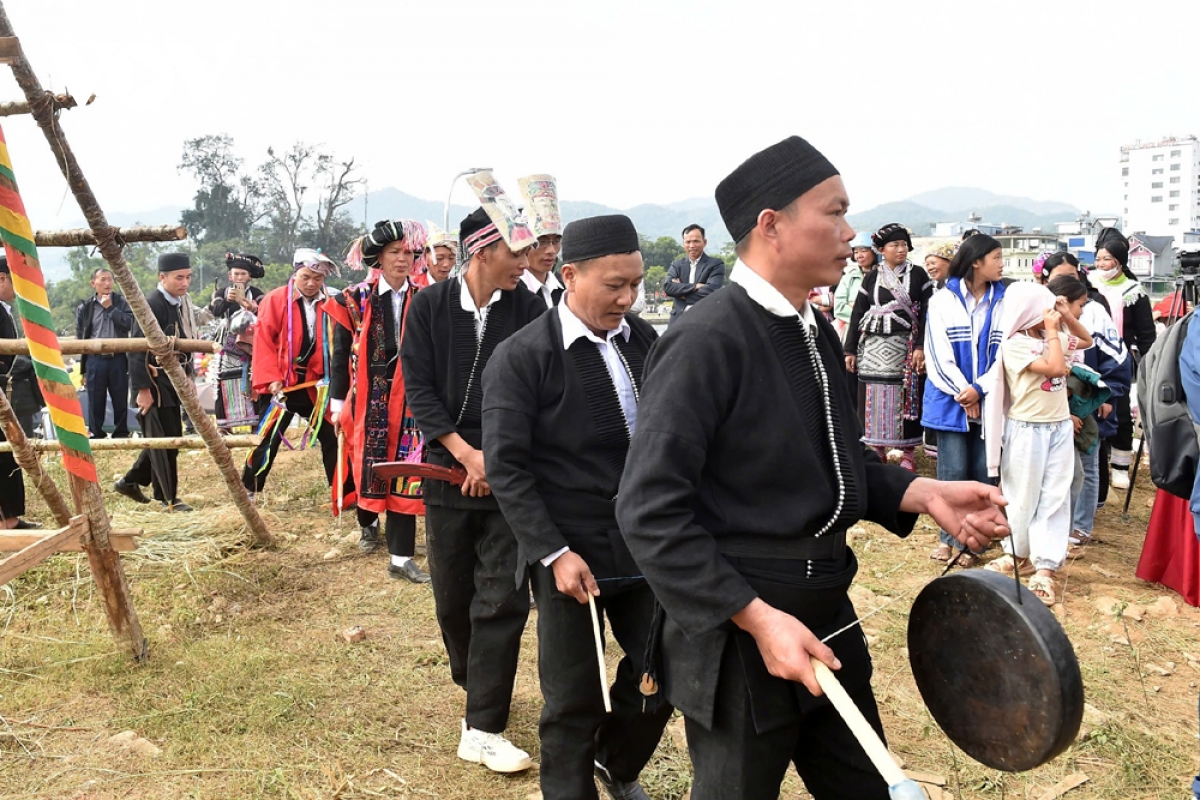 tủ cải - nghi lễ kết nối con cháu với tổ tiên của người dao đầu bằng hình ảnh 6 tu cai - nghi le ket noi con chau voi to tien cua nguoi dao dau bang hinh anh 6