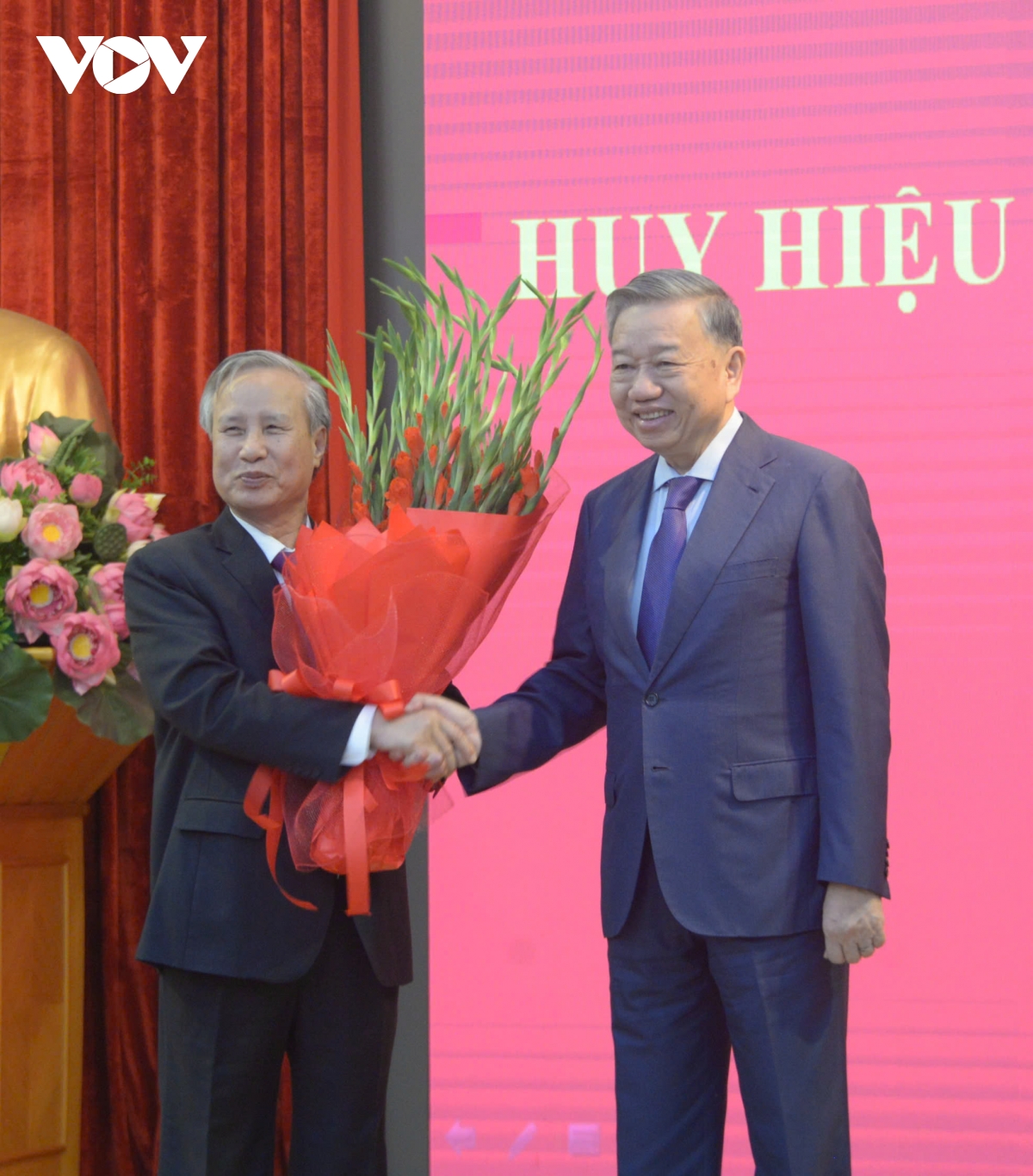 tổng bí thư tô lâm trao huy hiệu 45 năm tuổi Đảng tặng ông trần quốc vượng hình ảnh 1 tong bi thu to lam trao huy hieu 45 nam tuoi Dang tang ong tran quoc vuong hinh anh 1