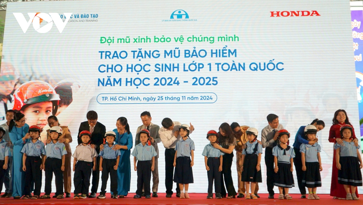 trao 1,7 triệu mũ bảo hiểm đạt chuẩn cho học sinh lớp 1 trong cả nước hình ảnh 1 trao 1,7 trieu mu bao hiem dat chuan cho hoc sinh lop 1 trong ca nuoc hinh anh 1