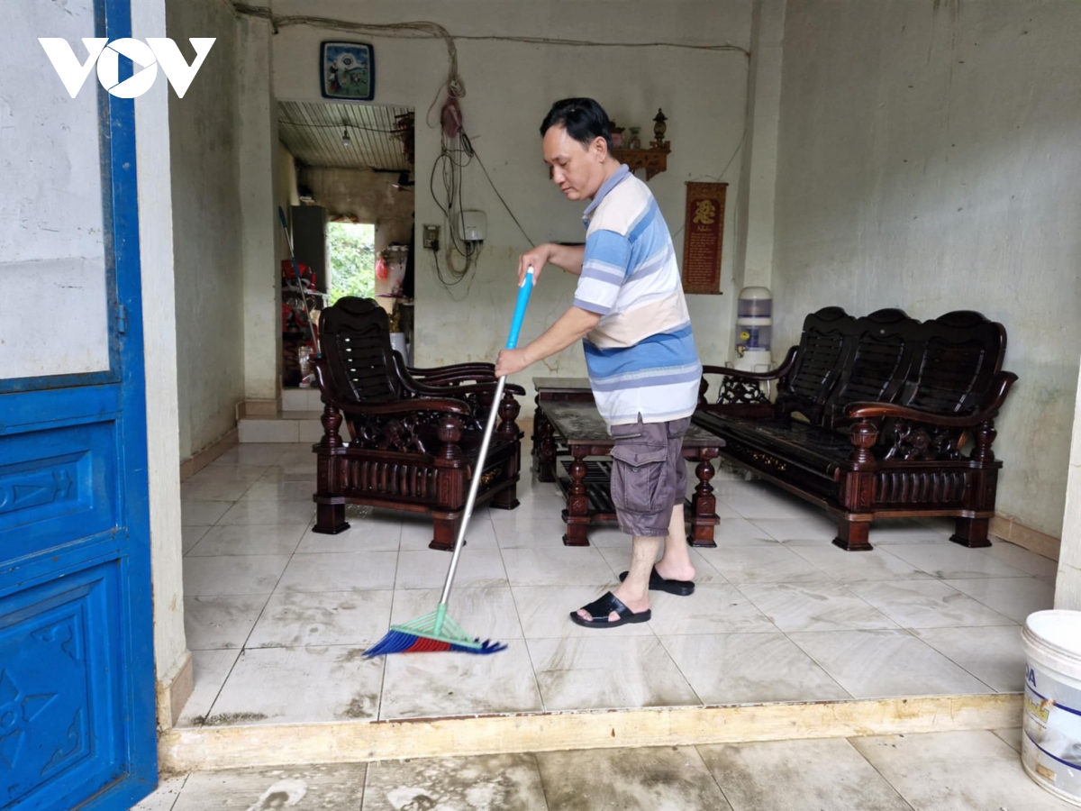 Người dân Đà Nẵng dọn dẹp nhà cửa sau mưa lớn