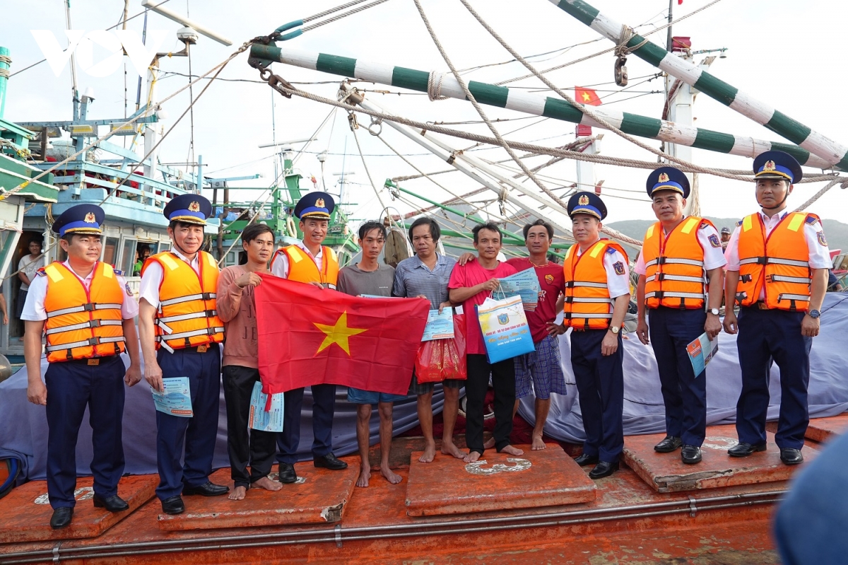 cảnh sát biển tập trung tuyên truyền giáo dục phổ biển pháp luật cho nhân dân hình ảnh 3 canh sat bien tap trung tuyen truyen giao duc pho bien phap luat cho nhan dan hinh anh 3