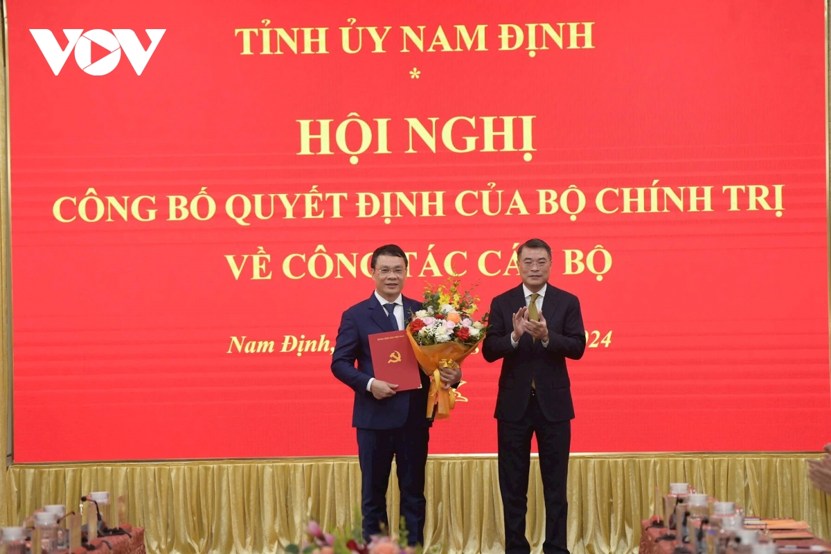Trưởng Ban Tổ chức Trung ương Lê Minh Hưng trao quyết định của Bộ Chính trị tới ông Đặng Khánh Toàn