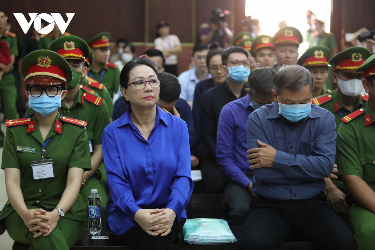 bị cáo trương mỹ lan và 15 đồng phạm có mặt tại phiên toà phúc thẩm hình ảnh 1 bi cao truong my lan va 15 dong pham co mat tai phien toa phuc tham hinh anh 1