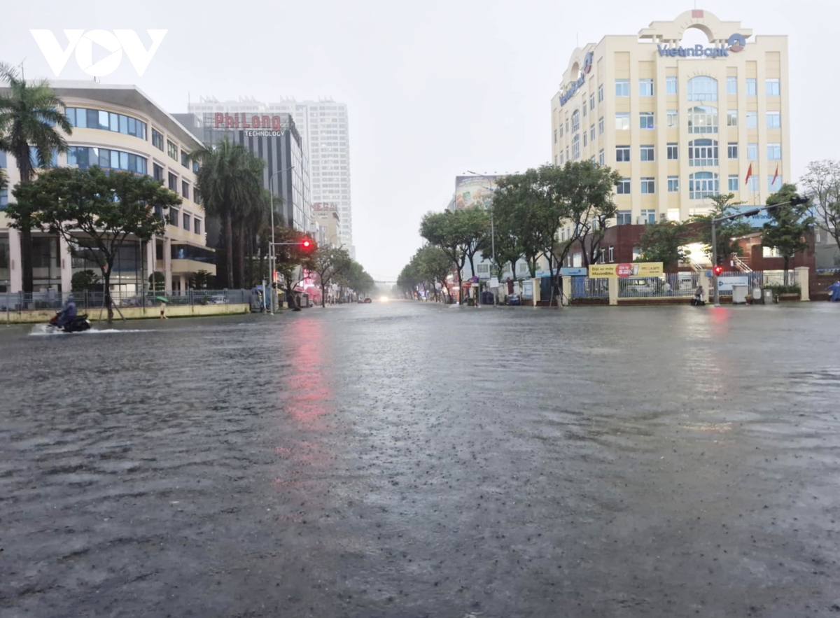Đà Nẵng mưa to, nhiều nơi ngập sâu, học sinh nghỉ học