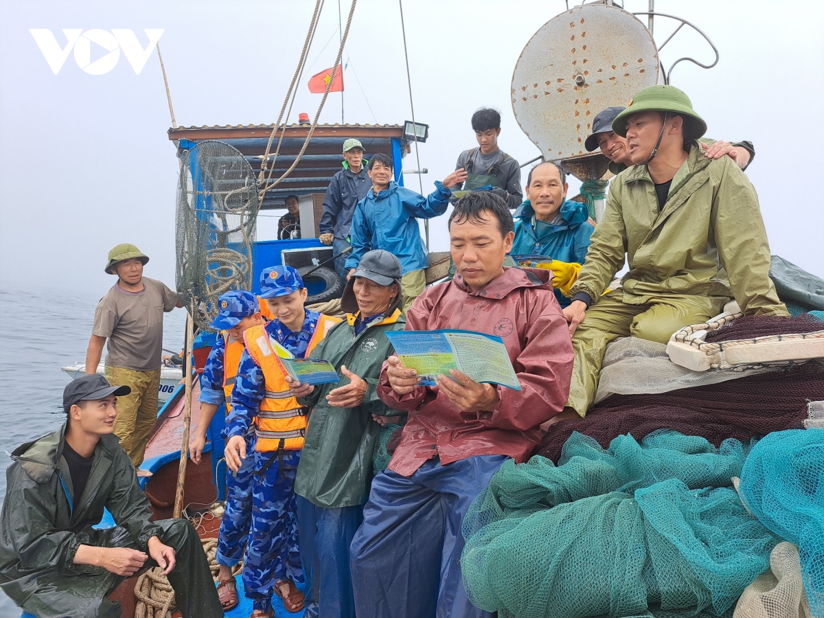 cảnh sát biển tập trung tuyên truyền giáo dục phổ biển pháp luật cho nhân dân hình ảnh 1 canh sat bien tap trung tuyen truyen giao duc pho bien phap luat cho nhan dan hinh anh 1