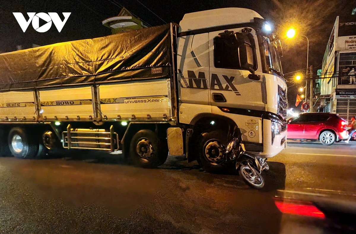 xe máy va chạm với xe tải, người đàn ông bị cán dập nát 2 chân hình ảnh 1 xe may va cham voi xe tai, nguoi dan ong bi can dap nat 2 chan hinh anh 1