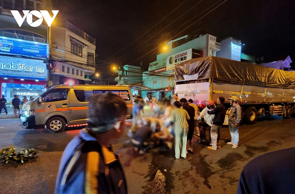 xe máy va chạm với xe tải, người đàn ông bị cán dập nát 2 chân hình ảnh 2 xe may va cham voi xe tai, nguoi dan ong bi can dap nat 2 chan hinh anh 2