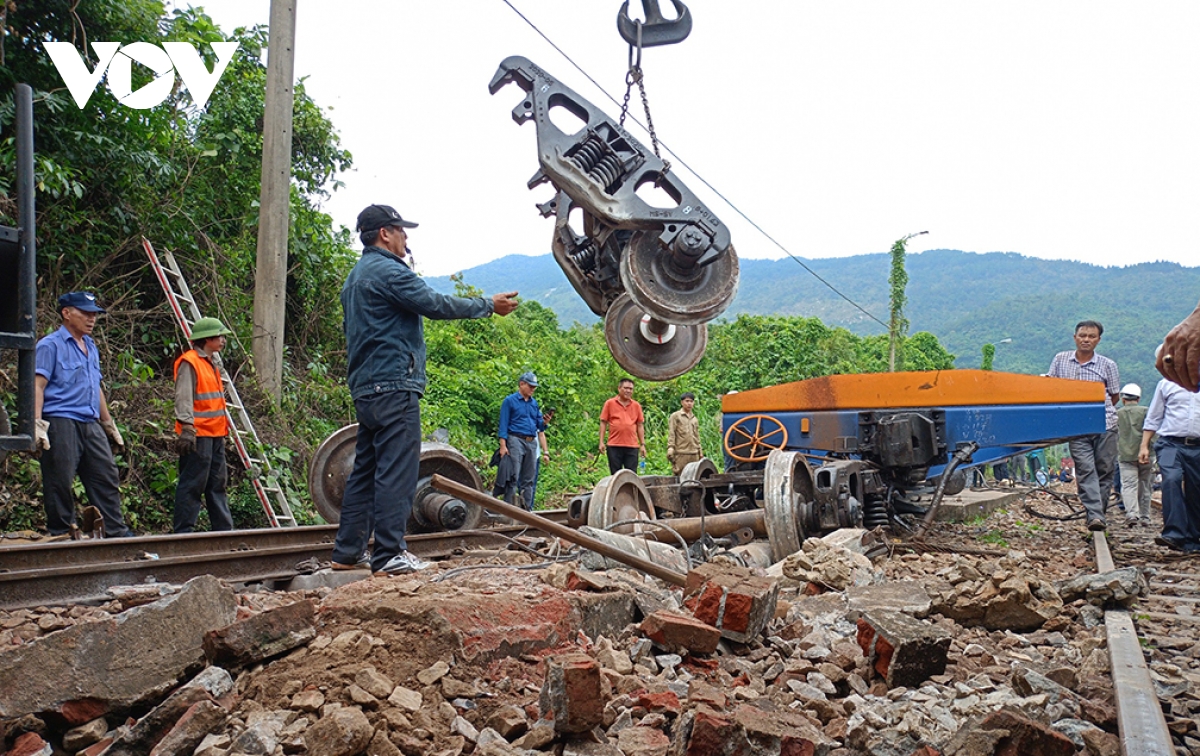 khắc phục xong sự cố tàu hàng trật đường ray trên đèo hải vân hình ảnh 7 khac phuc xong su co tau hang trat duong ray tren deo hai van hinh anh 7
