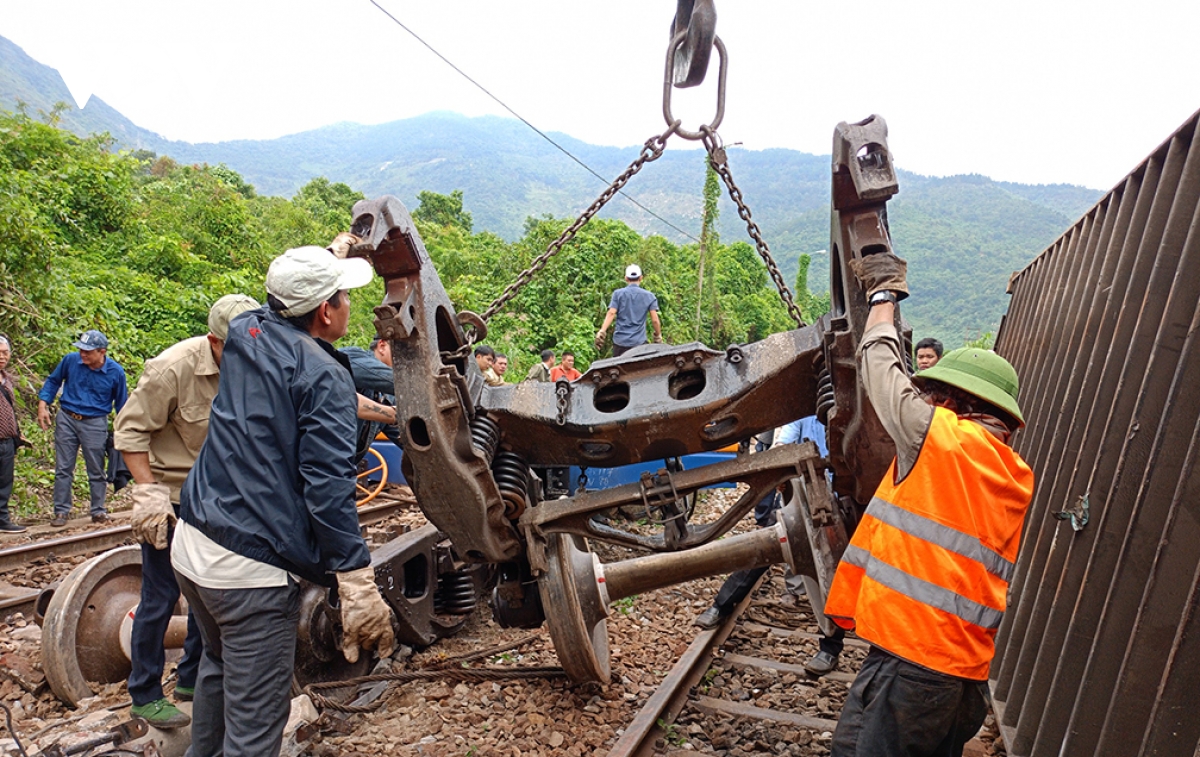 khắc phục xong sự cố tàu hàng trật đường ray trên đèo hải vân hình ảnh 8 khac phuc xong su co tau hang trat duong ray tren deo hai van hinh anh 8