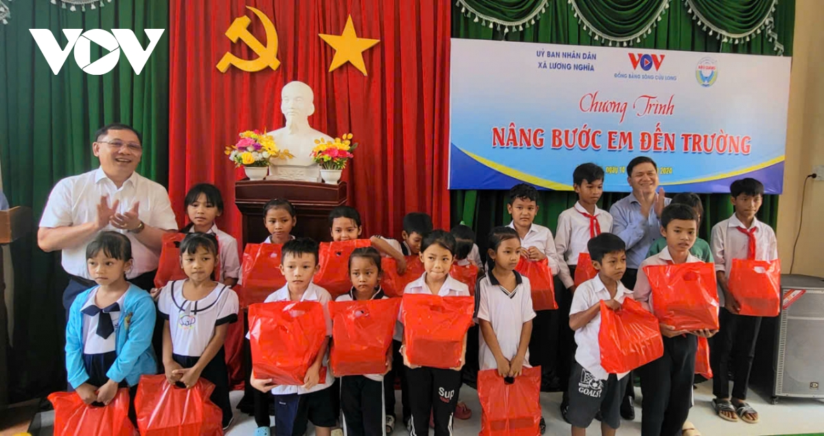 VOV tặng quà học sinh dân tộc Khmer có hoàn cảnh khó khăn ở Hậu Giang