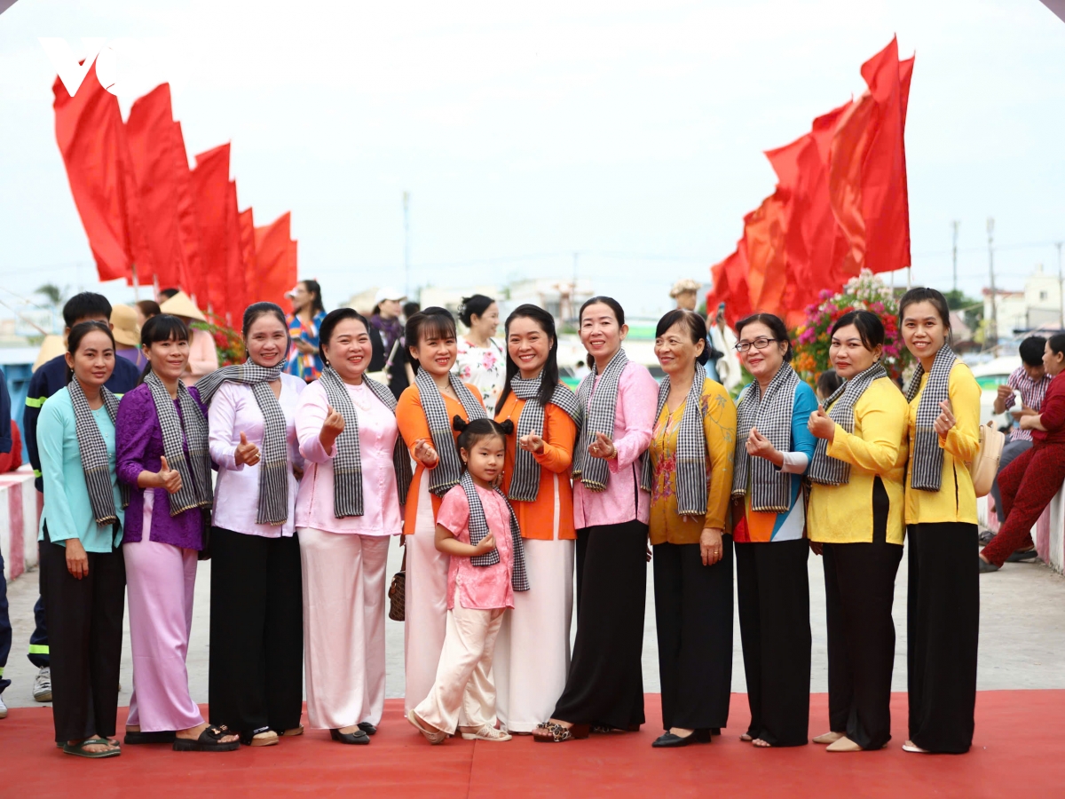 nhộn nhịp chợ nổi cái răng mùa lễ hội hình ảnh 3 nhon nhip cho noi cai rang mua le hoi hinh anh 3