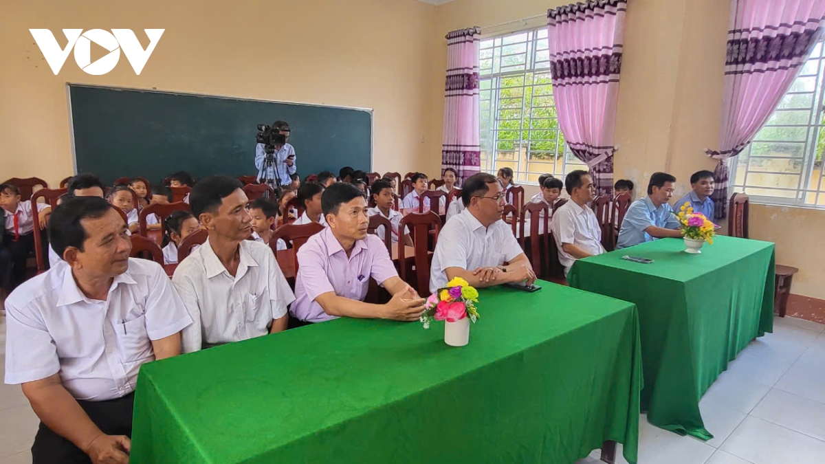 vov tặng quà học sinh dân tộc khmer có hoàn cảnh khó khăn ở hậu giang hình ảnh 1 vov tang qua hoc sinh dan toc khmer co hoan canh kho khan o hau giang hinh anh 1