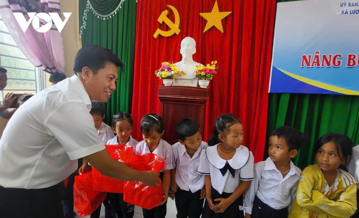 vov tặng quà học sinh dân tộc khmer có hoàn cảnh khó khăn ở hậu giang hình ảnh 3 vov tang qua hoc sinh dan toc khmer co hoan canh kho khan o hau giang hinh anh 3