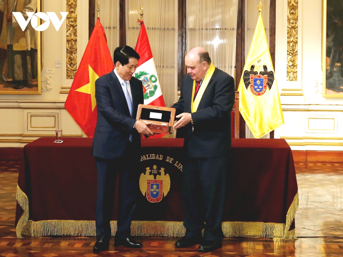 chủ tịch nước lương cường hội kiến thị trưởng lima và nhận chìa khóa biểu tượng thành phố hình ảnh 3 chu tich nuoc luong cuong hoi kien thi truong lima va nhan chia khoa bieu tuong thanh pho hinh anh 3