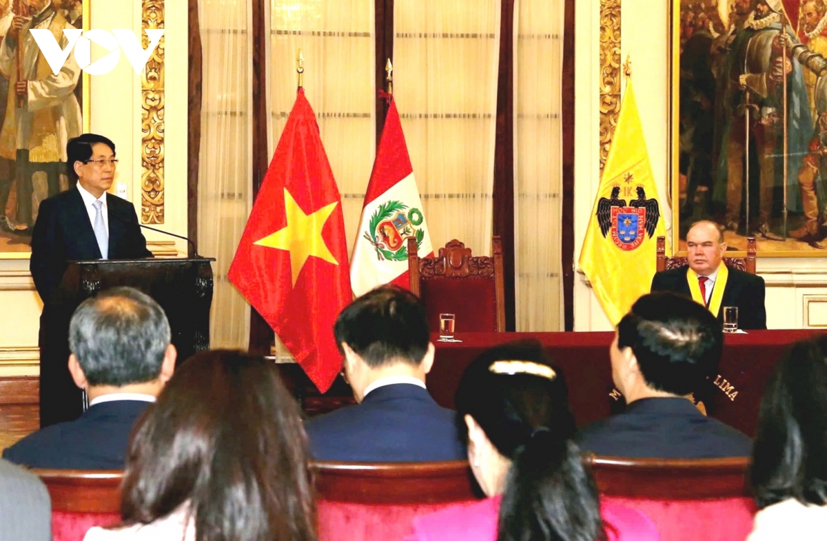 chủ tịch nước lương cường hội kiến thị trưởng lima và nhận chìa khóa biểu tượng thành phố hình ảnh 1 chu tich nuoc luong cuong hoi kien thi truong lima va nhan chia khoa bieu tuong thanh pho hinh anh 1