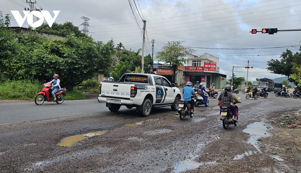chi chít ổ gà trên quốc lộ 1a qua tỉnh bình Định hình ảnh 8 chi chit o ga tren quoc lo 1a qua tinh binh Dinh hinh anh 8