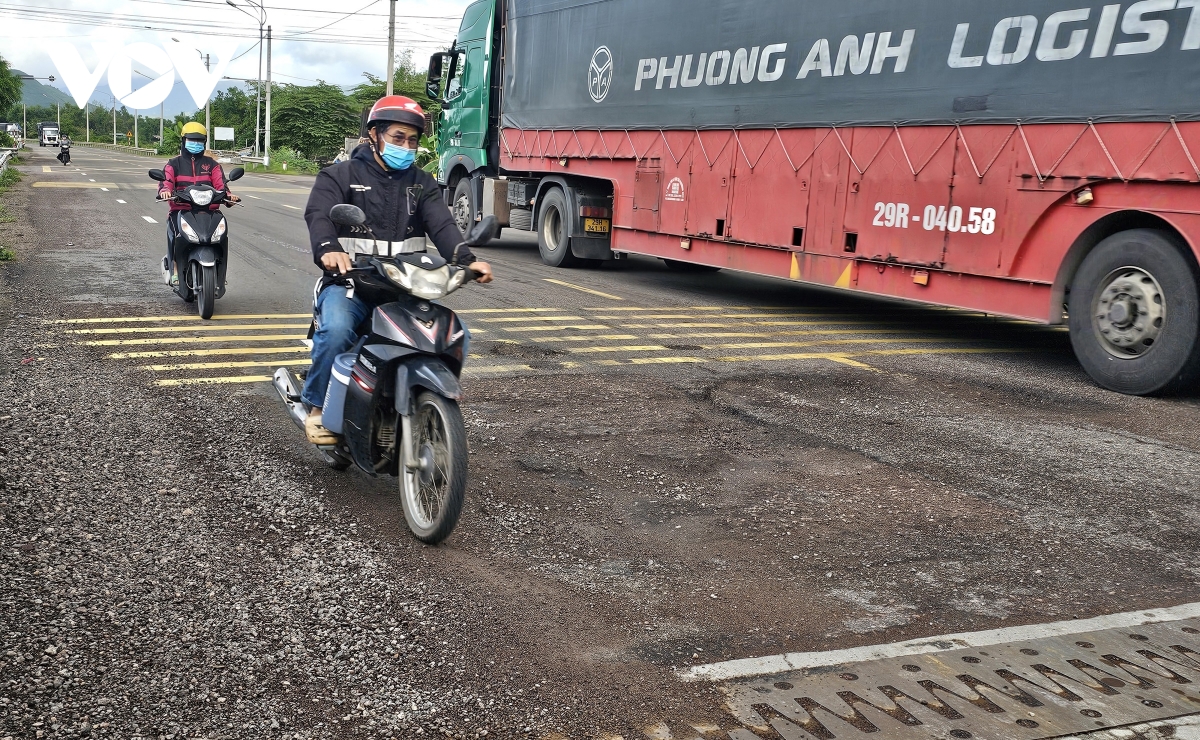 chi chít ổ gà trên quốc lộ 1a qua tỉnh bình Định hình ảnh 3 chi chit o ga tren quoc lo 1a qua tinh binh Dinh hinh anh 3
