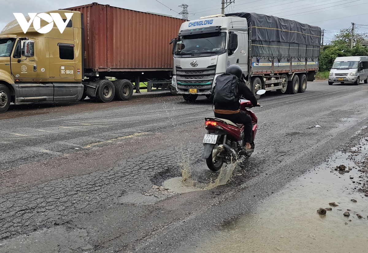chi chít ổ gà trên quốc lộ 1a qua tỉnh bình Định hình ảnh 7 chi chit o ga tren quoc lo 1a qua tinh binh Dinh hinh anh 7