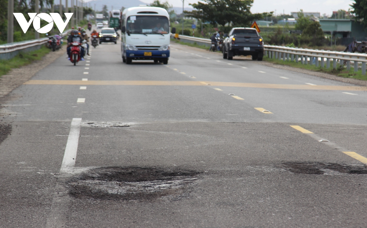 chi chít ổ gà trên quốc lộ 1a qua tỉnh bình Định hình ảnh 5 chi chit o ga tren quoc lo 1a qua tinh binh Dinh hinh anh 5