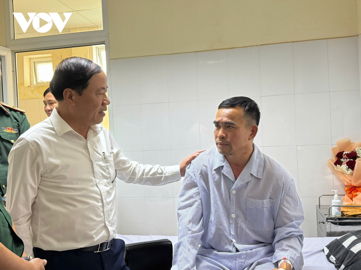 phi công nhảy dù rơi xuống treo trên cây cách mặt đất hơn 10m hình ảnh 3 phi cong nhay du roi xuong treo tren cay cach mat dat hon 10m hinh anh 3