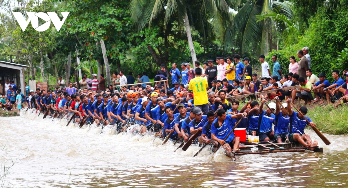 Rộn ràng phum sóc chuẩn bị cho hội đua ghe ngo của đồng bào Khmer