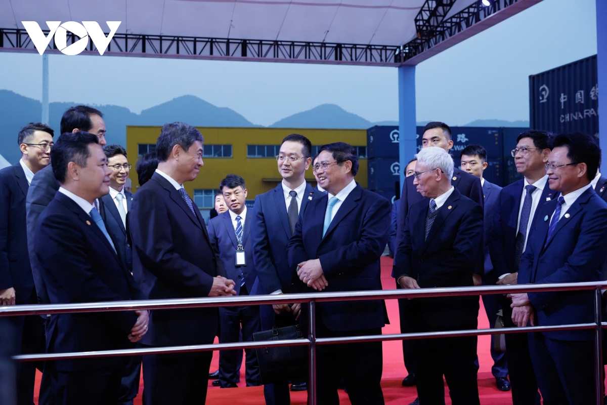thủ tướng phạm minh chính thăm trung tâm logistics quốc tế trùng khánh hình ảnh 1 thu tuong pham minh chinh tham trung tam logistics quoc te trung khanh hinh anh 1