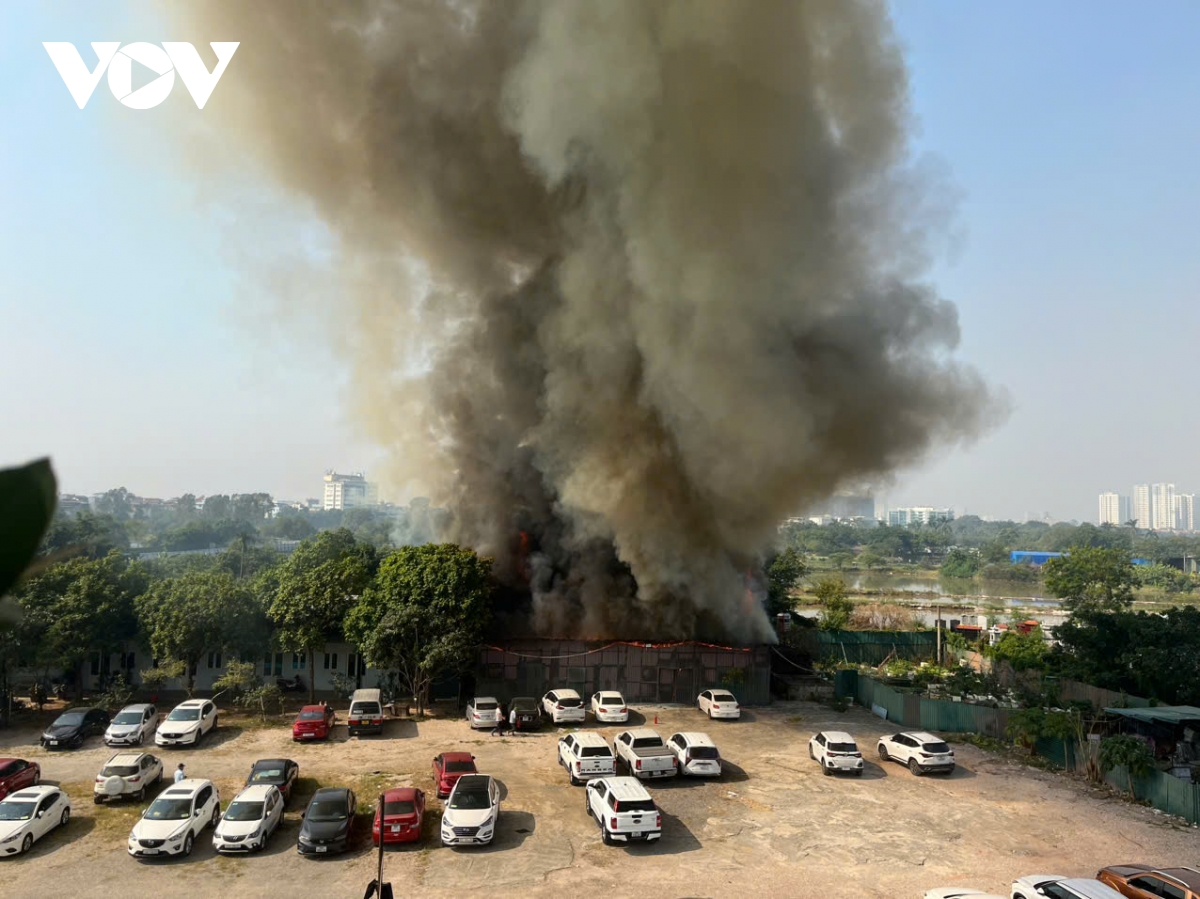 mot nha kho tai hoang mai, ha noi bat ngo boc chay du doi hinh anh 1