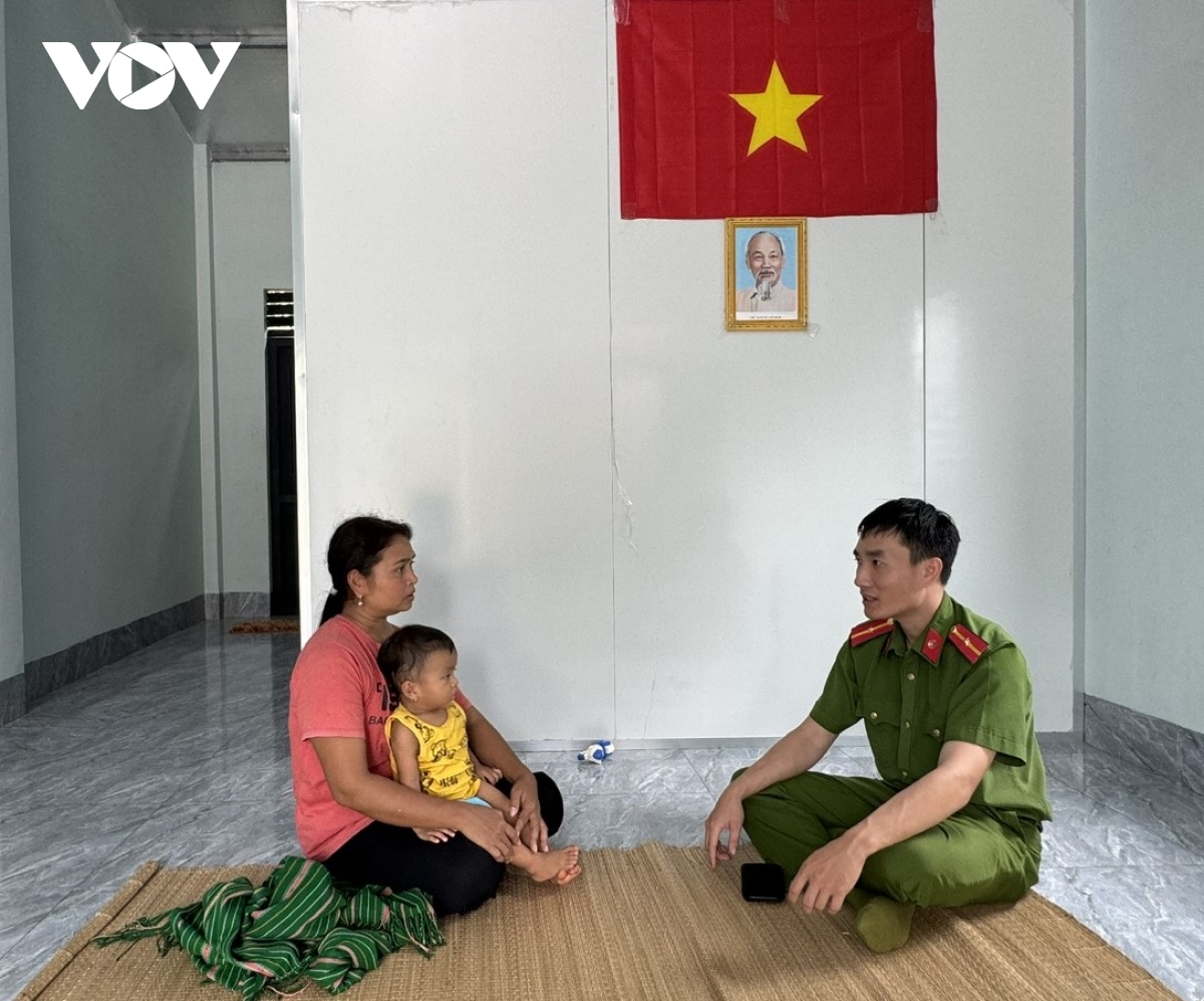 nghĩa tình, trách nhiệm trong những ngôi nhà bộ công an tặng hộ nghèo Đắk lắk hình ảnh 3 nghia tinh, trach nhiem trong nhung ngoi nha bo cong an tang ho ngheo Dak lak hinh anh 3
