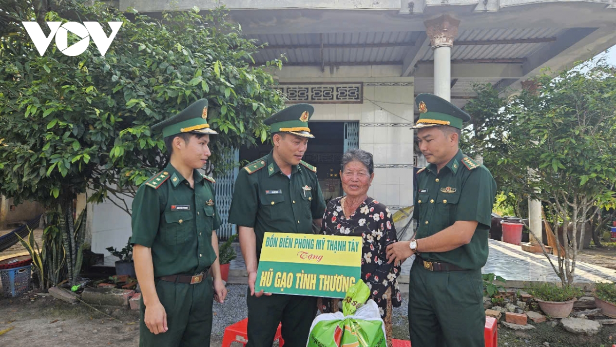 bo doi bien phong giup dan vuot kho, xay bien cuong vung manh hinh anh 1