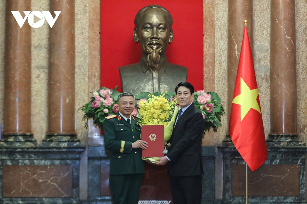 chủ tịch nước trao quân hàm thượng tướng cho ông lê quang minh hình ảnh 2 chu tich nuoc trao quan ham thuong tuong cho ong le quang minh hinh anh 2