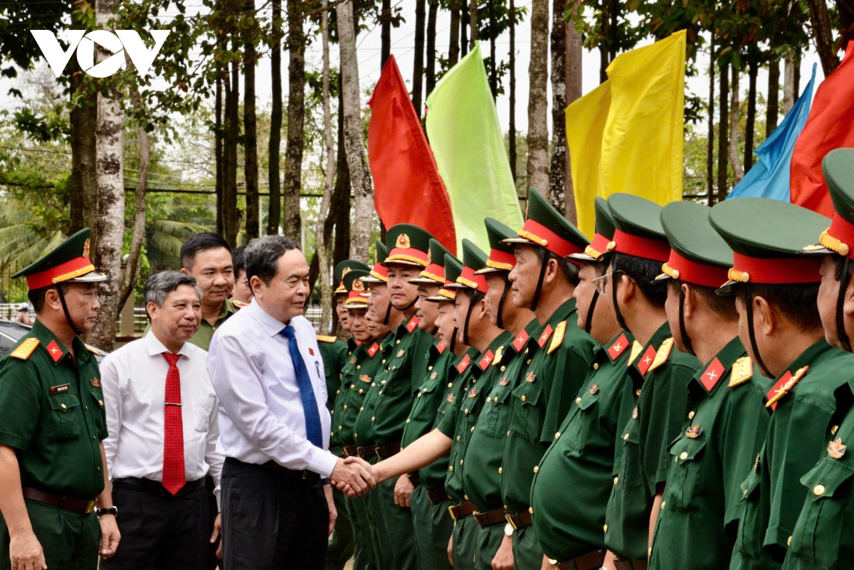 chủ tịch quốc hội thăm cán bộ, chiến sỹ bộ chỉ huy quân sự tỉnh hậu giang hình ảnh 1 chu tich quoc hoi tham can bo, chien sy bo chi huy quan su tinh hau giang hinh anh 1