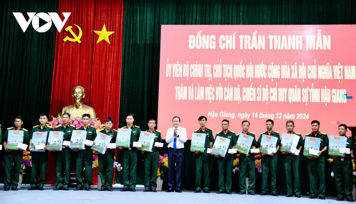 chu tich quoc hoi tham can bo, chien sy bo chi huy quan su tinh hau giang hinh anh 5