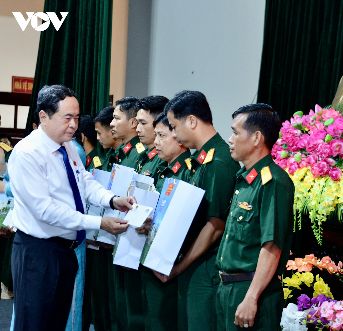 chu tich quoc hoi tham can bo, chien sy bo chi huy quan su tinh hau giang hinh anh 4