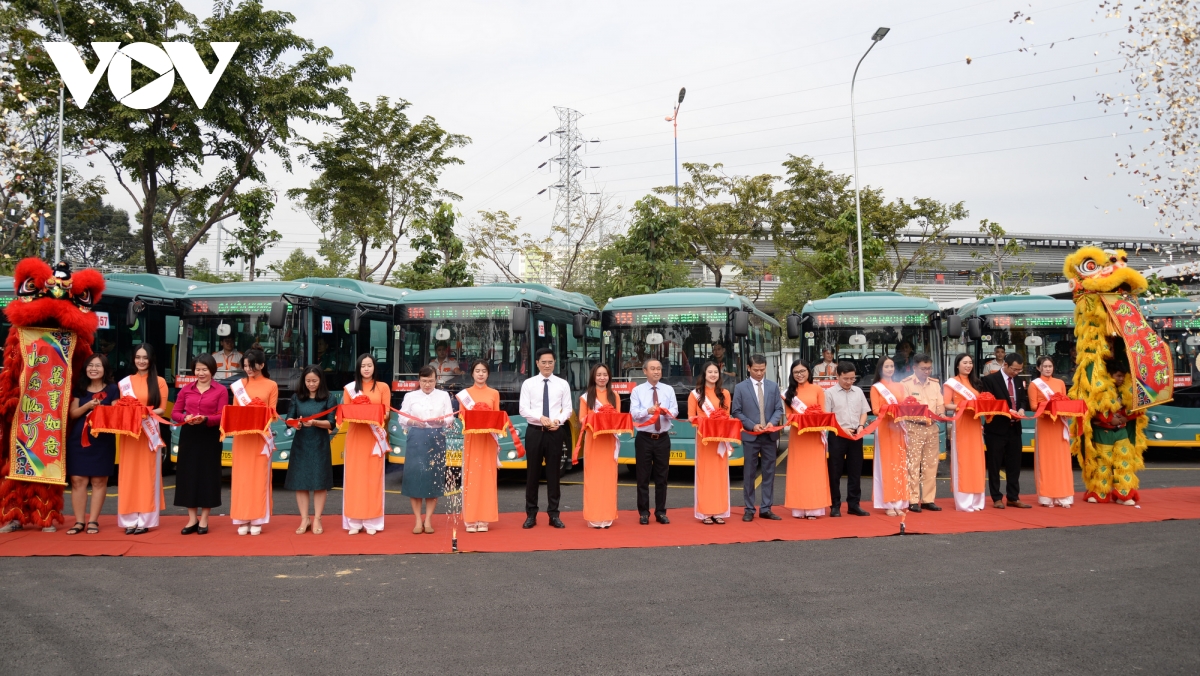 tp.hcm khai truong 17 tuyen xe buyt dien ket noi voi metro 1 hinh anh 1