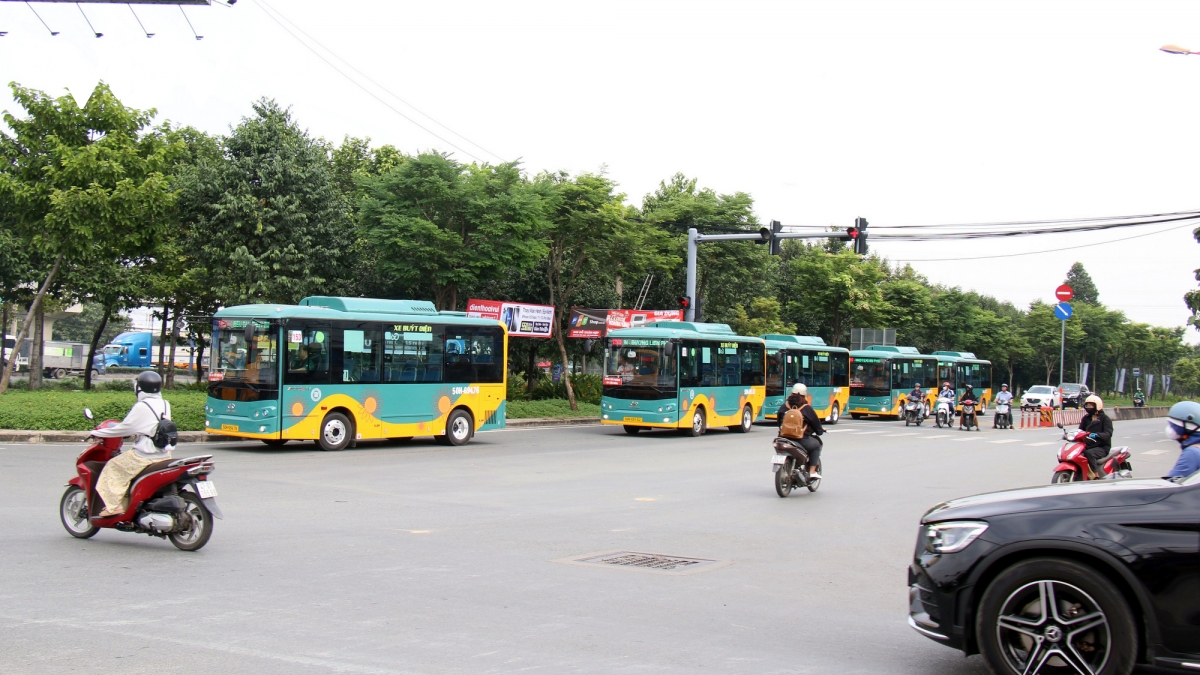 TP.HCM khai trương 17 tuyến xe buýt điện kết nối với metro 1