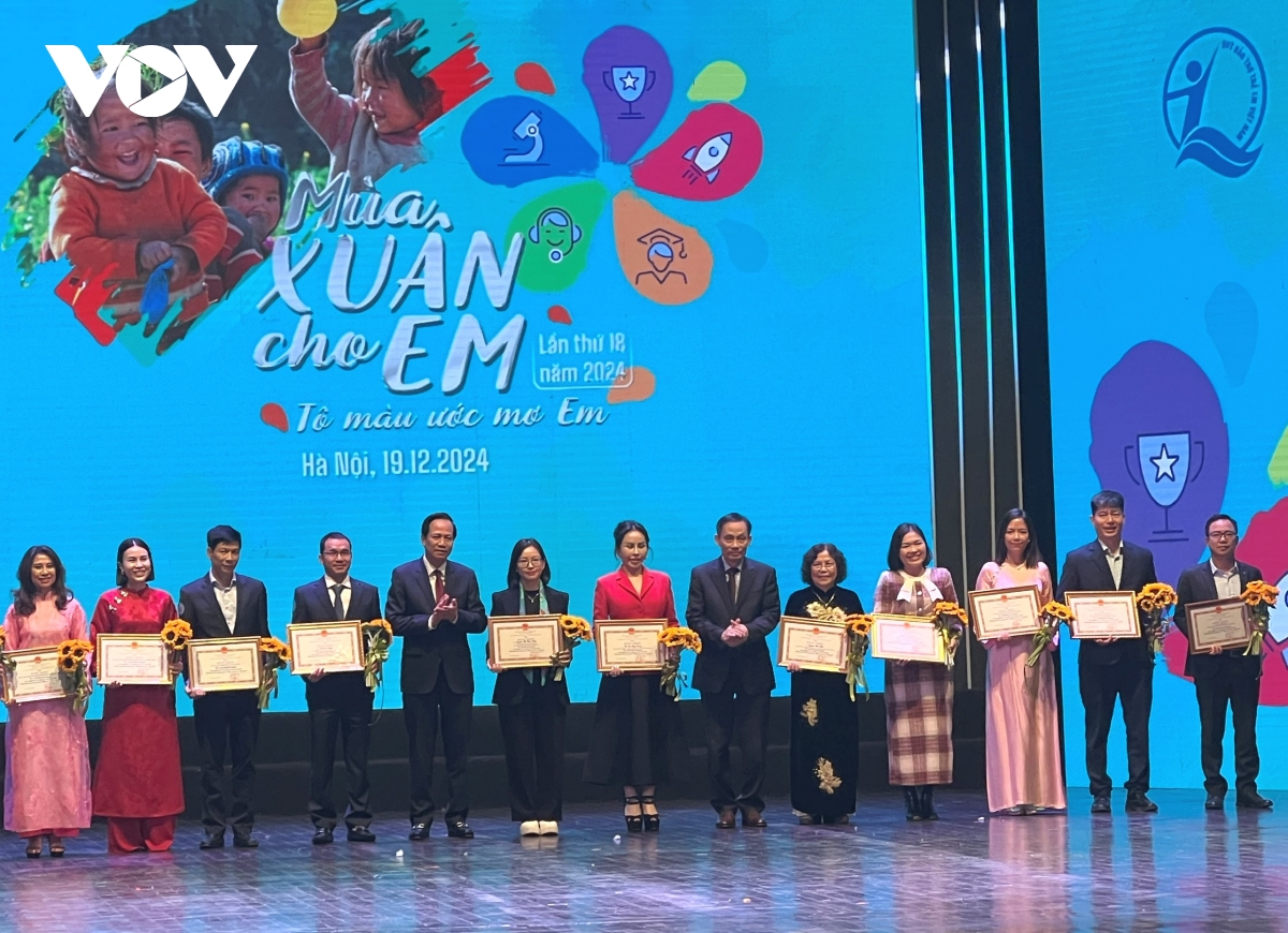 phó chủ tịch nước võ thị Ánh xuân dự chương trình mùa xuân cho em lần thứ 18 hình ảnh 5 pho chu tich nuoc vo thi Anh xuan du chuong trinh mua xuan cho em lan thu 18 hinh anh 5