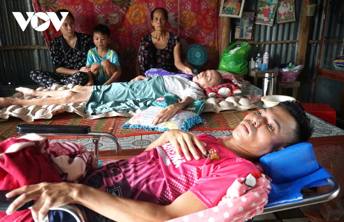 Hai trụ cột bị tai nạn liệt giường: Một gia đình rất cần giúp đỡ
