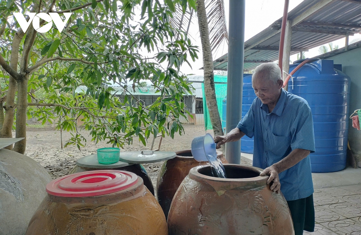 cà mau người dân xã biển bạch lo tái diễn cảnh mua nước mùa khô hình ảnh 1 ca mau nguoi dan xa bien bach lo tai dien canh mua nuoc mua kho hinh anh 1