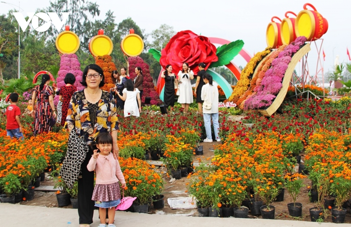 ruc ro sac xuan o lang hoa sa Dec - thu phu hoa lon nhat mien tay hinh anh 19