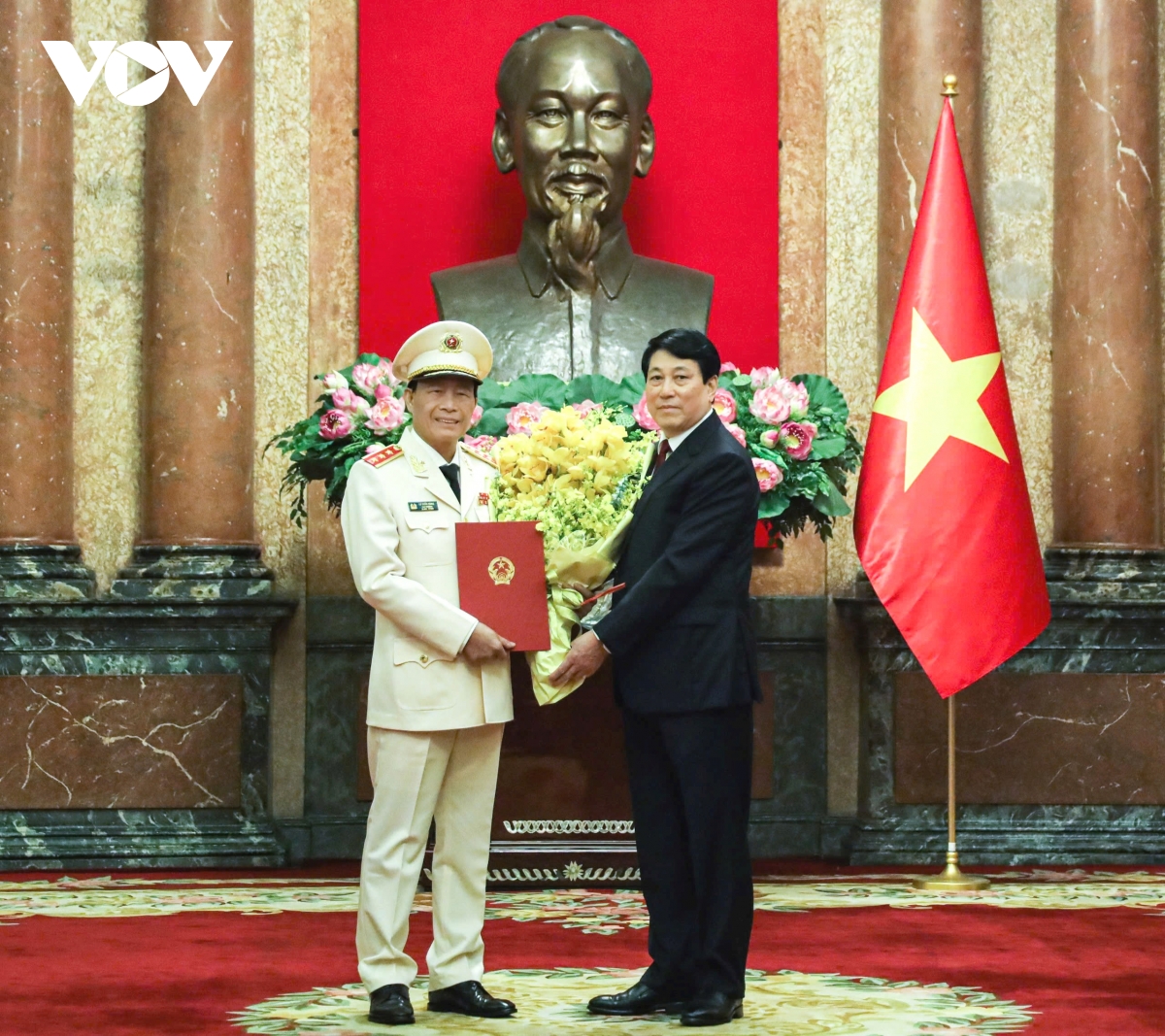 chủ tịch nước trao quyết định thăng cấp bậc thượng tướng với ông lê quốc hùng hình ảnh 2 chu tich nuoc trao quyet dinh thang cap bac thuong tuong voi ong le quoc hung hinh anh 2