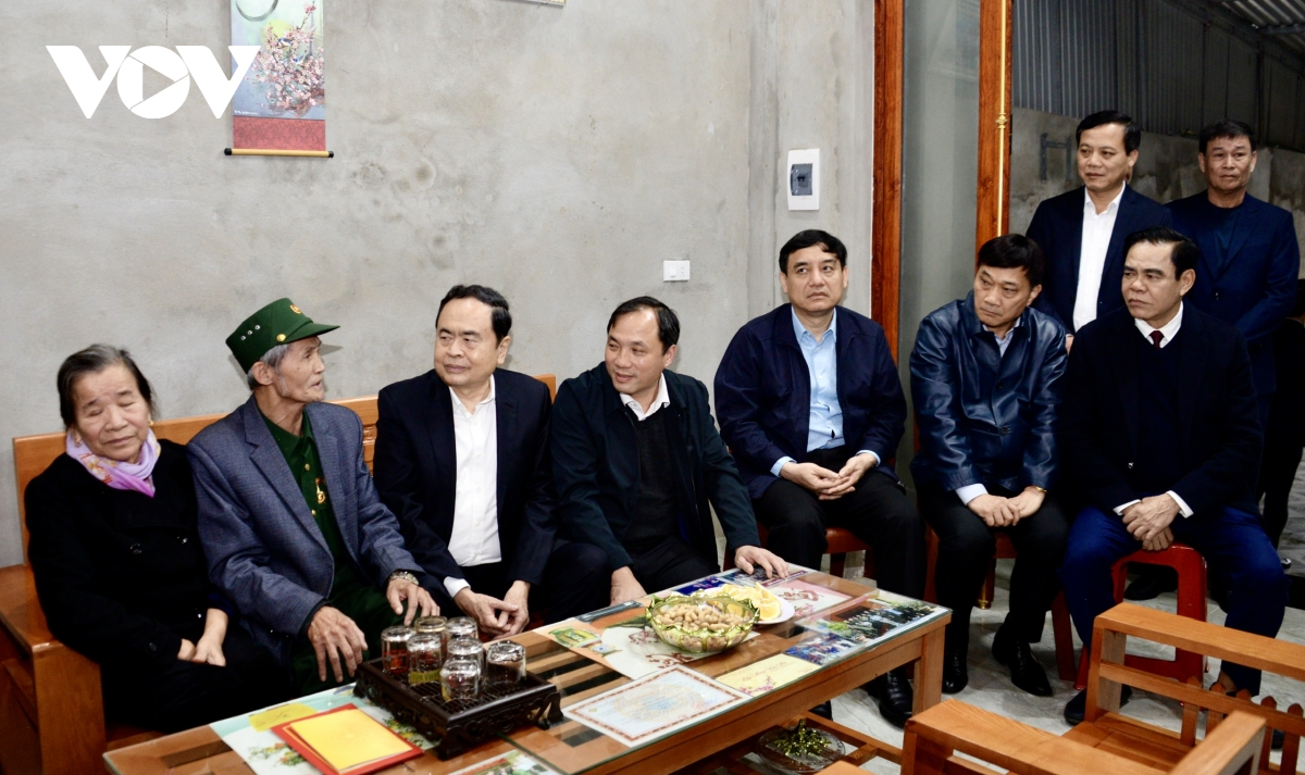 chu tich quoc hoi tham cac gia dinh chinh sach, kho khan tai ha tinh hinh anh 5