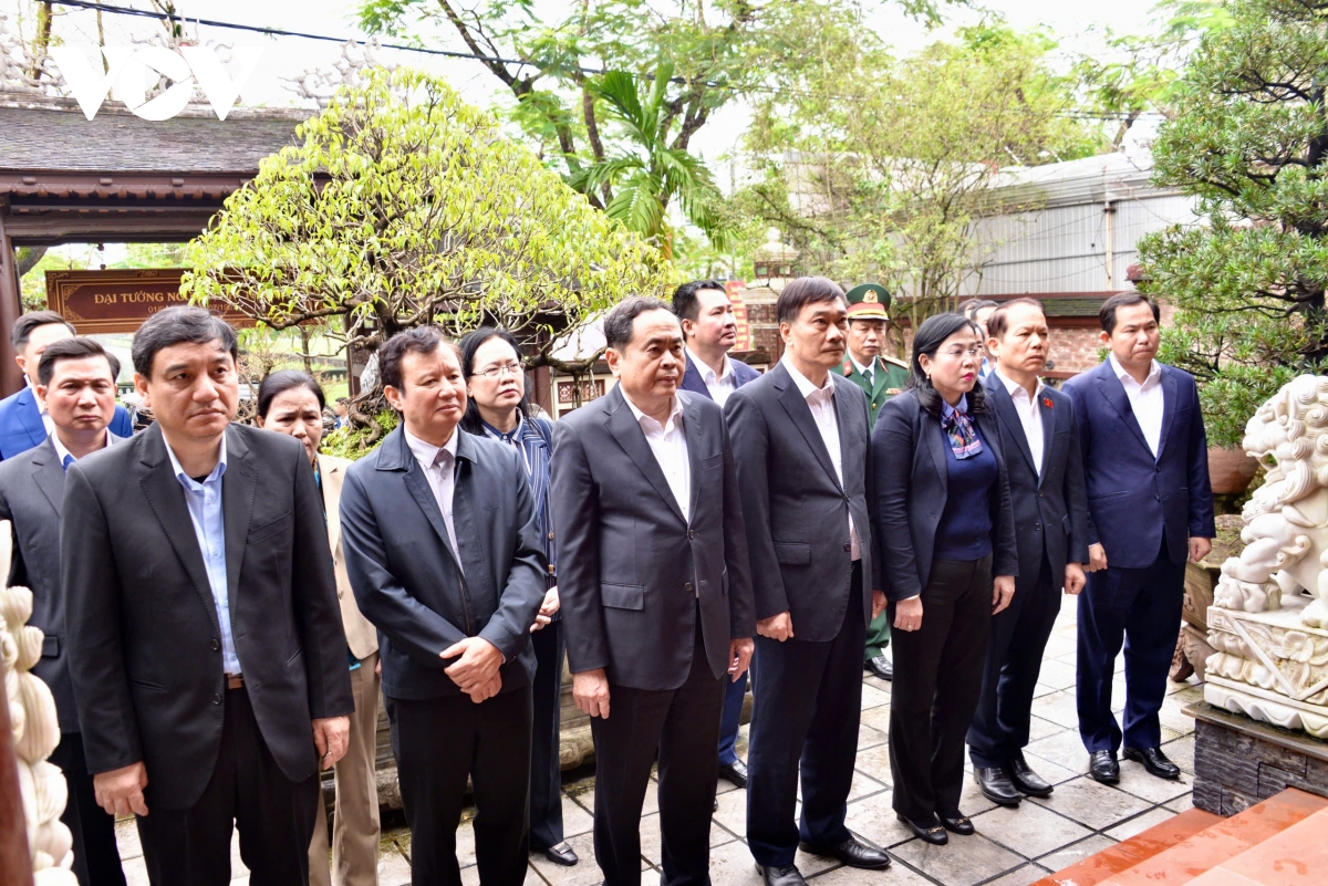 chủ tịch quốc hội dâng hương tưởng niệm nguyên chủ tịch nước lê Đức anh hình ảnh 3 chu tich quoc hoi dang huong tuong niem nguyen chu tich nuoc le Duc anh hinh anh 3