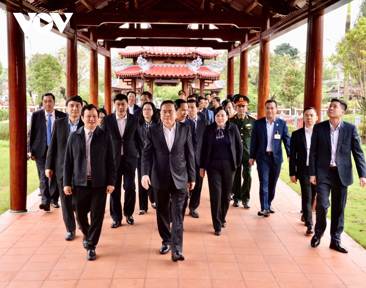 chủ tịch quốc hội dâng hương tưởng niệm nguyên chủ tịch nước lê Đức anh hình ảnh 1 chu tich quoc hoi dang huong tuong niem nguyen chu tich nuoc le Duc anh hinh anh 1