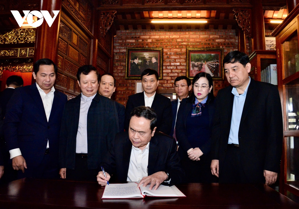 chủ tịch quốc hội dâng hương tưởng niệm nguyên chủ tịch nước lê Đức anh hình ảnh 2 chu tich quoc hoi dang huong tuong niem nguyen chu tich nuoc le Duc anh hinh anh 2